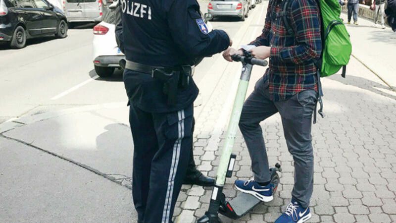 Die Polizei kontrollierte am Dienstag rund 30 Scooter.⇒symbol/apa