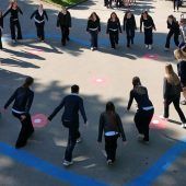 Riedenburg-Schülerinnen installierten Fitnessparcours im Schulpark