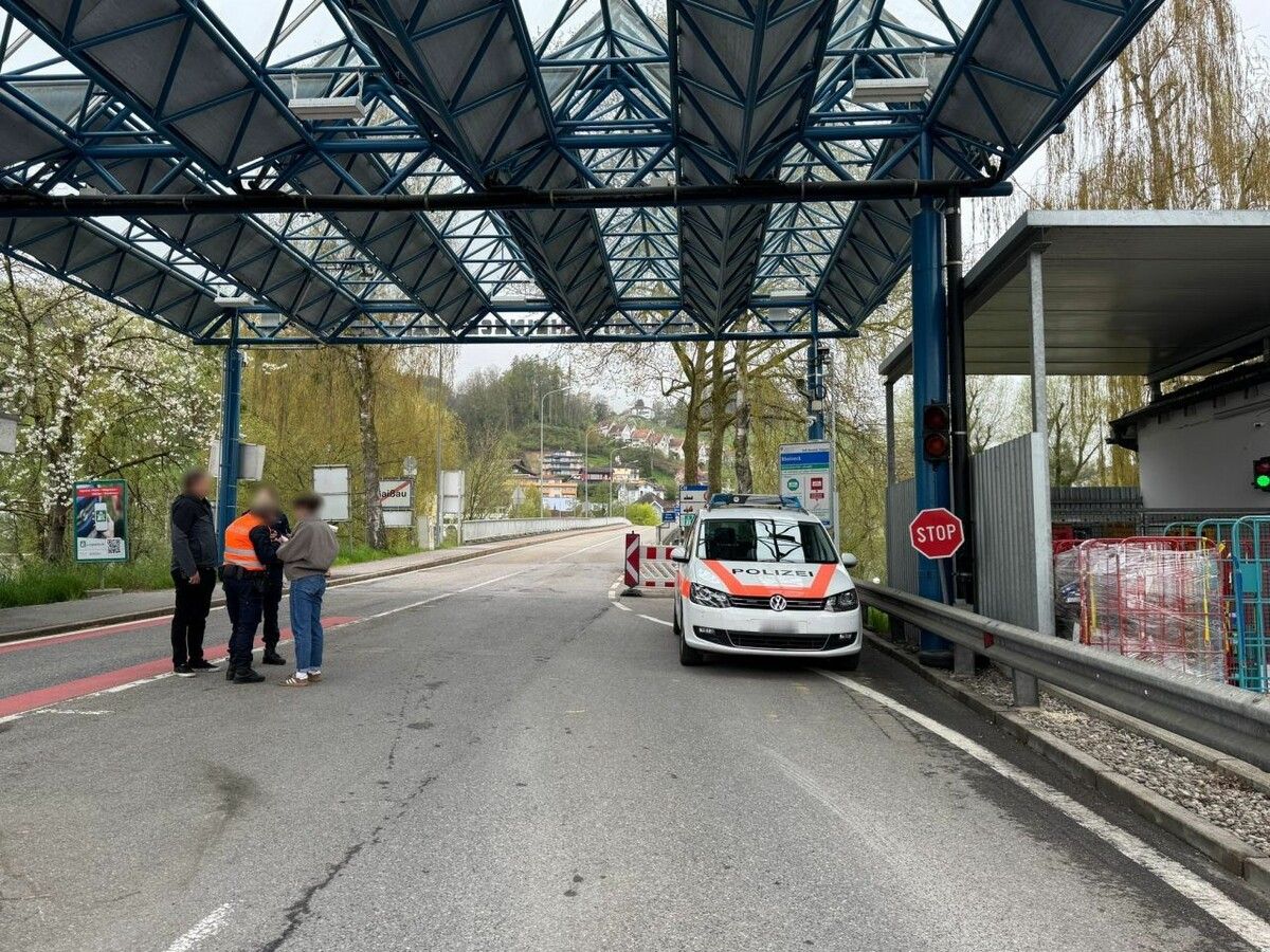 Die Schweizer Polizei kontrollierte auch an den Grenzübergängen nach Vorarlberg wie hier in Gaißau.⇒vol.at/waanders