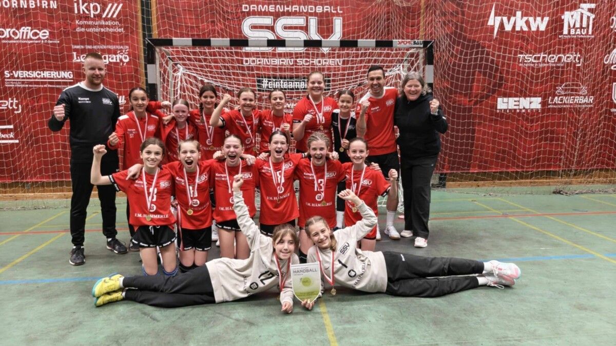 Die U11-Girls des SSV Dornbirn Schoren jubeln über den Landesmeistertitel.⇒mima