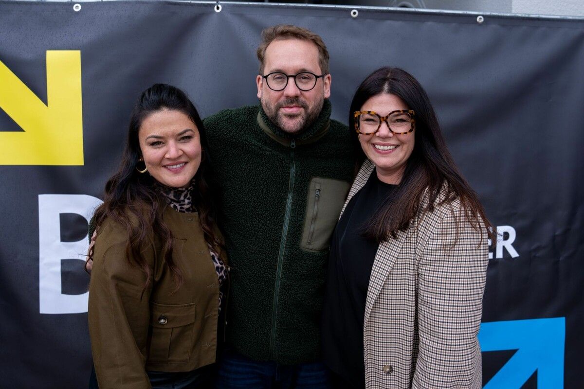 Die Veranstalterinnen des Festivals, Verena Eugster und Patricia Zupan-Eugster, mit Paul Ronzheimer, Kriegsberichterstatter und eine der führenden journalistischen Stimmen Europas.⇒R. Mayer (2)