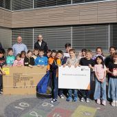 Kinder freuen sich über neue Spielgeräte
