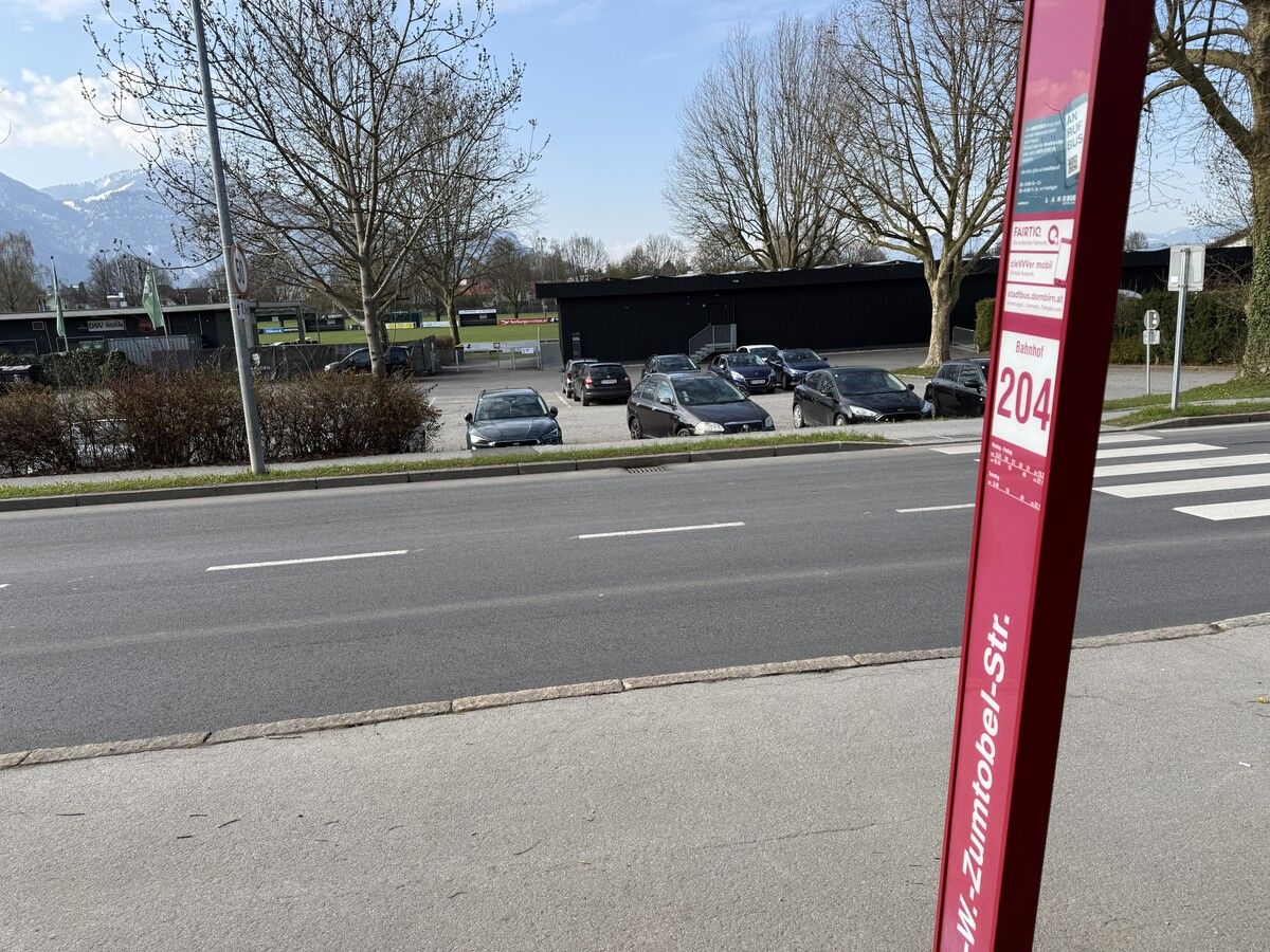 Direkt vor der Emma & Eugen-Arena des Dornbirner SV befindet sich eine Bushaltestelle, direkt daneben befindet sich der Bahnhof Dornbirn-Haselstauden.⇒VSB