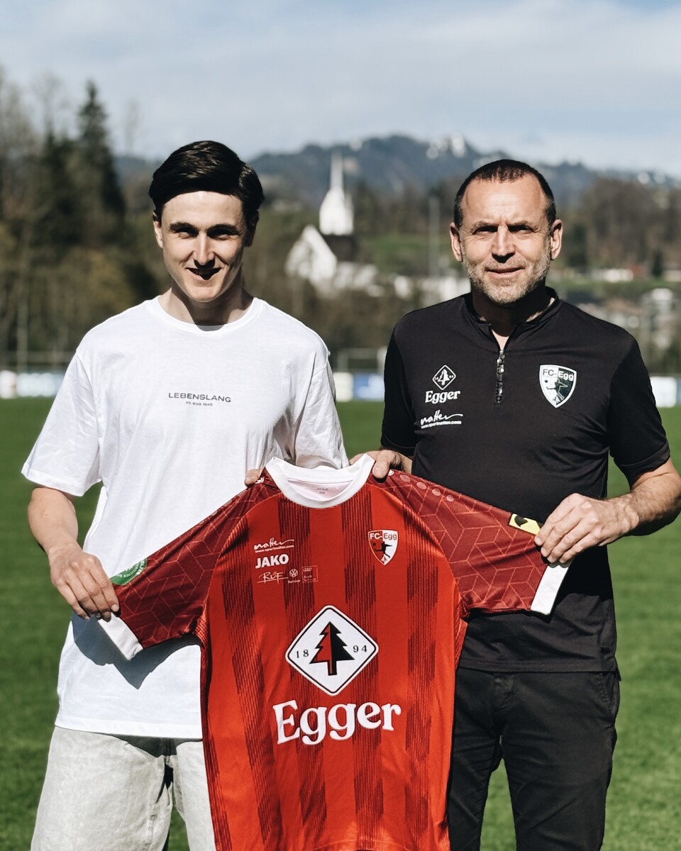 Egg-Sportchef Lukas Lang (r.) mit Neuerwerbung Jan Stefanon.⇒Verein