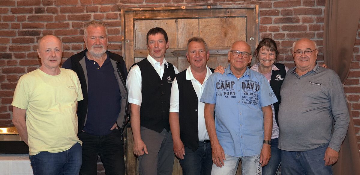 Ehrungen und Rückblick prägten die Generalversammlung des Krippenbauvereins Rheindelta im Blahahof in Höchst. V.l.: Roland Böhler, Remo Tobler, Günter Fitz, Obmann Andreas Thurm, Egon und Berghild Christine Kreidl und Michele d‘Alsazia. Krankheitsbedingt fehlt Norbert Giesinger.⇒Krippenbauverein Rheindelta