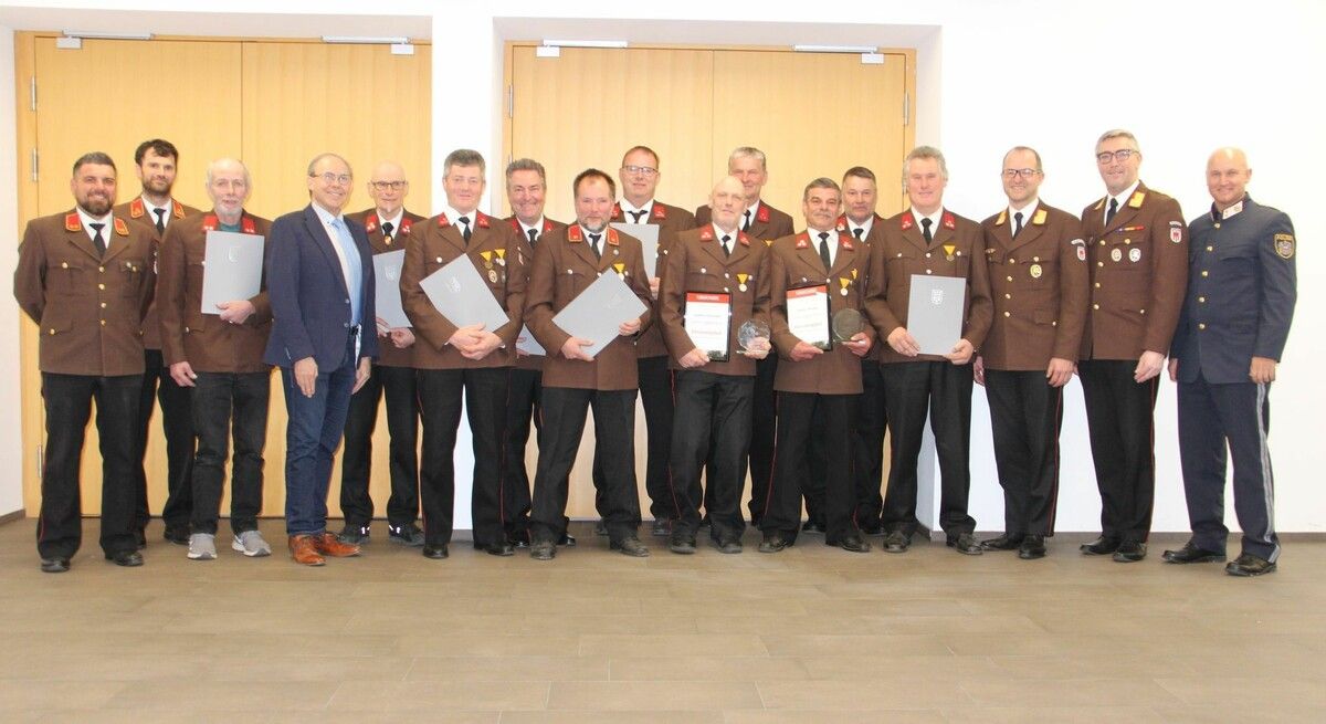 Ehrungsmarathon: Gleich mehrere Jubilare der Bucher Wehr erhielten bei der 99. Generalversammlung eine Auszeichnung.