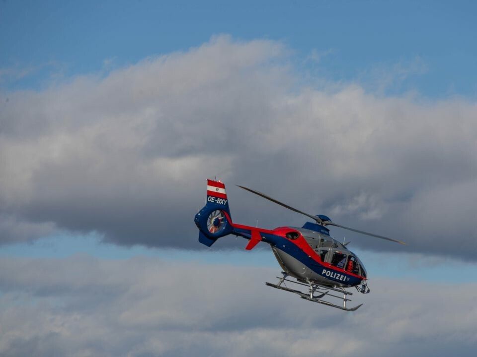 Ein 20-jähriger Skifahrer aus Großbritannien geriet in Lech im freien Gelände in eine Notlage und wurde von Polizeihubschrauber geborgen. ⇒Hartinger/Symbolbild