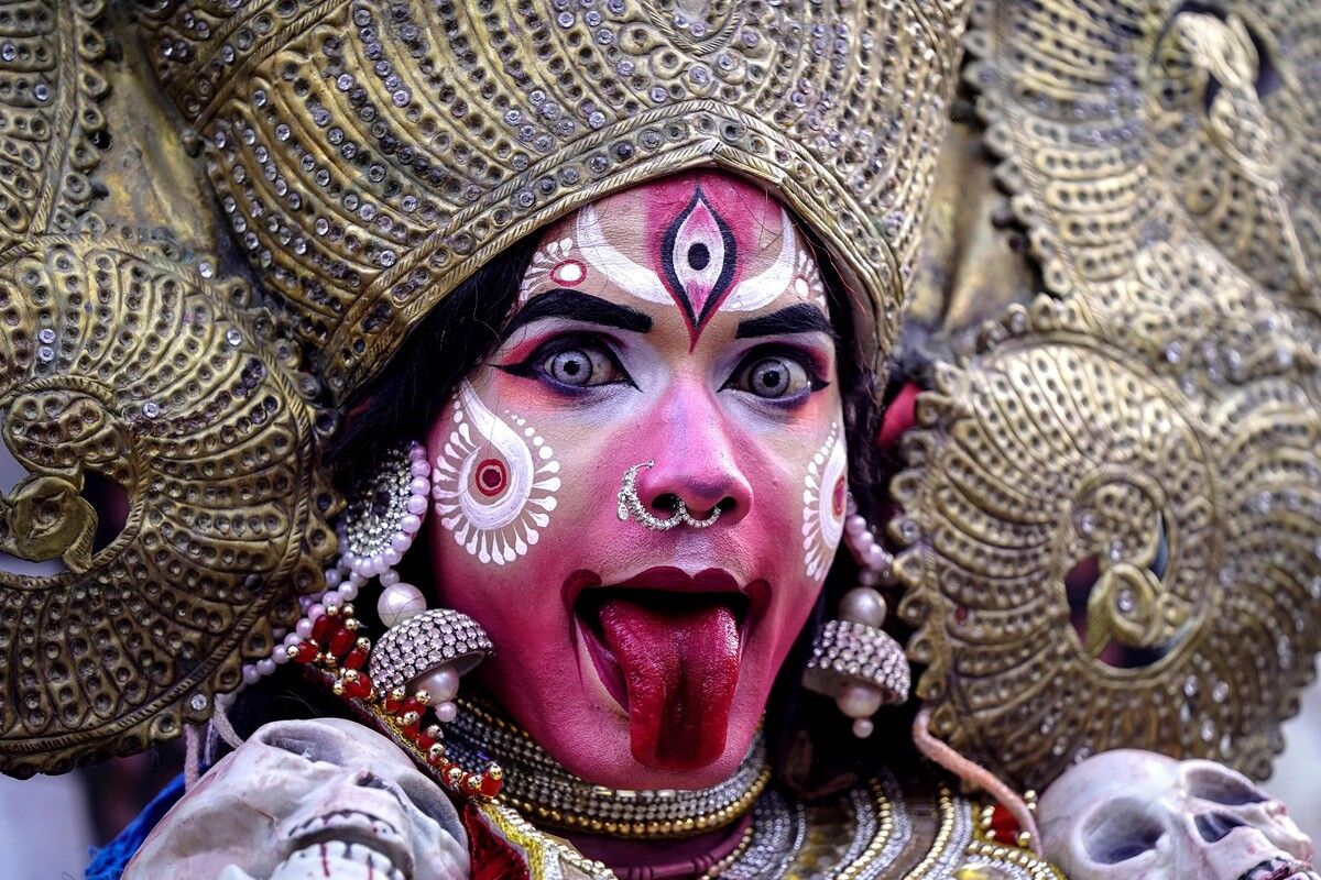 Ein als hinduistische Göttin Kali verkleideter Künstler tritt bei einer religiösen Prozession in Ajmer auf.