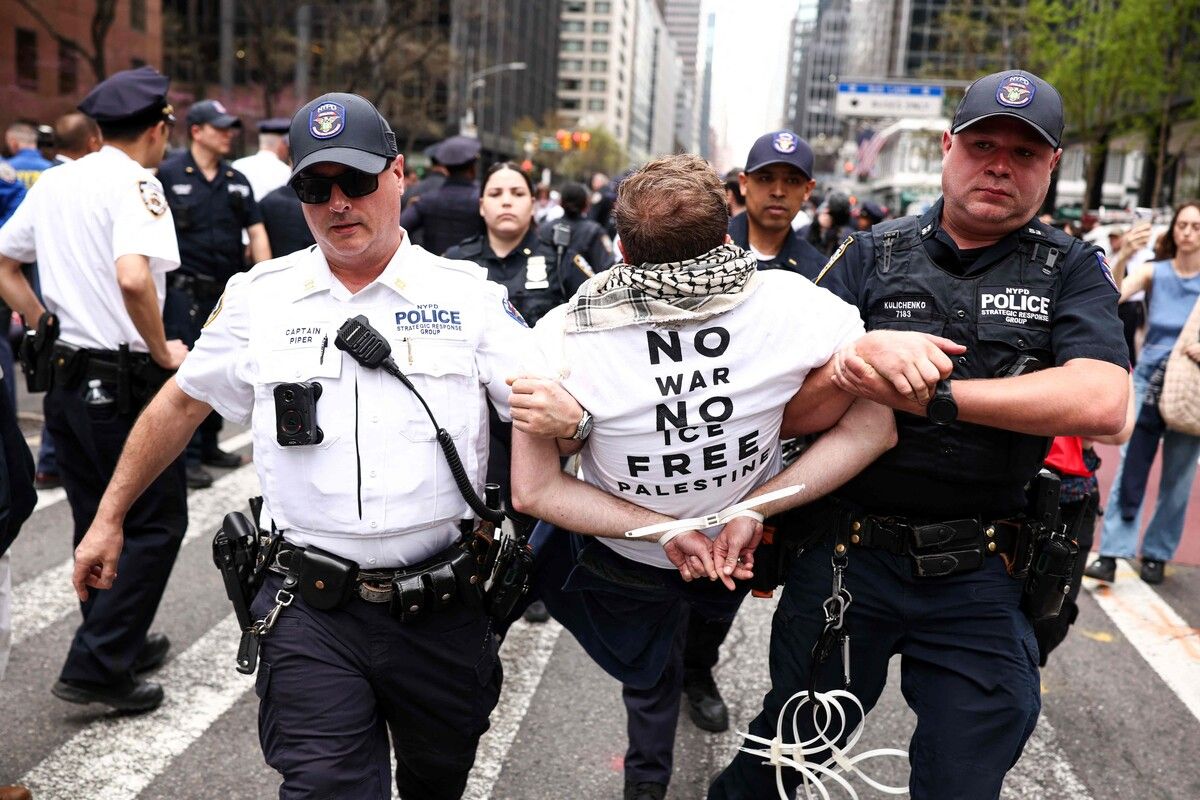 Ein Demonstrant wird während einer Sitzblockade auf der Third Avenue in New York City von der Polizei festgenommen.