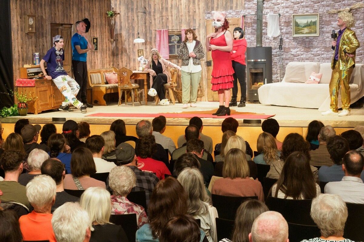 Ein jeweils voll besetzter Jakob-Summer-Saal ist bester Beweis für das Interesse am Theaterstück.⇒alo (2)