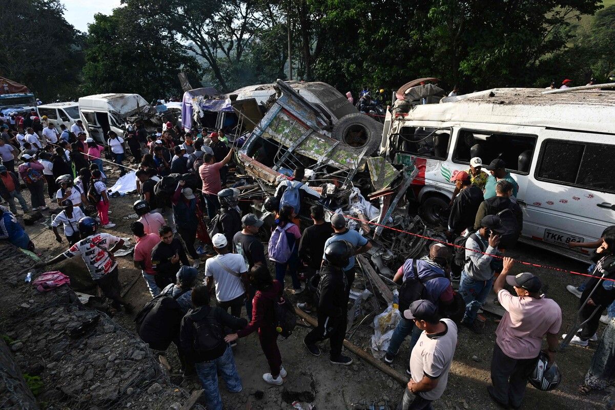 Ein Kleinbus explodierte bei dem Sprengstoffanschlag.⇒AFP