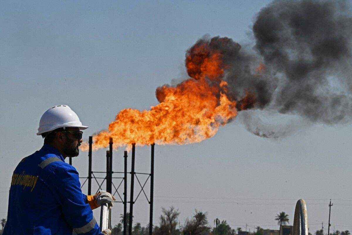 Ein Mitarbeiter der Basra Oil Company inspiziert das Nahr-Bin-Umar-Ölfeld bei Basra.