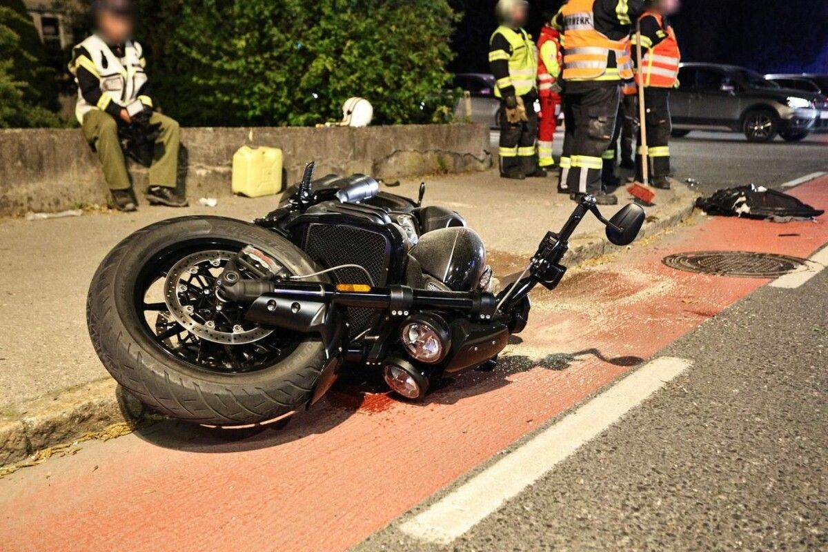Ein Motorrad liegt nach der Kollision an der Kreuzung L190/L3 beim Achpark auf der Fahrbahn. ⇒VOL (2)