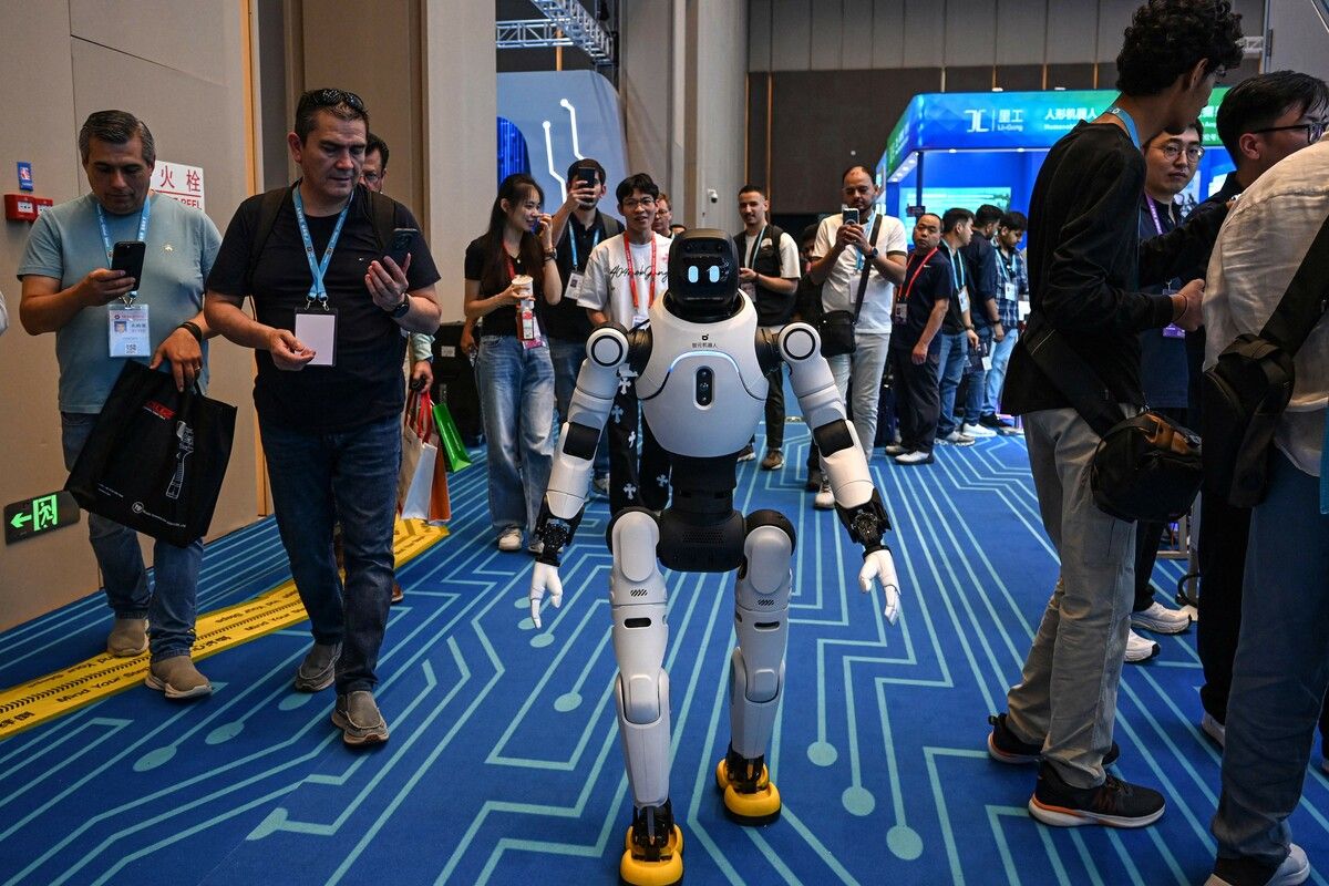 Ein Roboter bei einer Messe in China. Humanoide Roboter werden einer Prognose zufolge binnen weniger Jahre Fabriken in großer Zahl bevölkern. AFP (5)