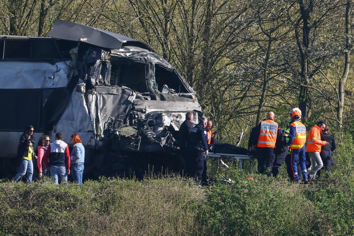 Ein TGV-Schnellzug mit rund 250 Reisenden ist in Nordfrankreich mit einem Lastzug zusammengestoßen und entgleist.⇒AFP
