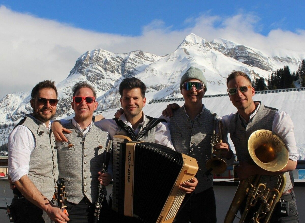 Eine fast schon kitschig schöne Winter-Traumkulisse für das Finale von Ski&Concert mit den Lungauern - Peter Leitner, Christian „Cheesy“ Pfeifenberger, Thomas „Tom“ Oberreiter, Christian „Friedl“ Pfeffer und Florian „Flo“ Fesl.