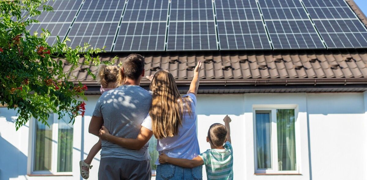 Eine Photovoltaikanlage bietet Familien nicht nur finanzielle Vorteile, sondern auch eine nachhaltige und zukunftssichere Energieversorgung⇒Shutterstock