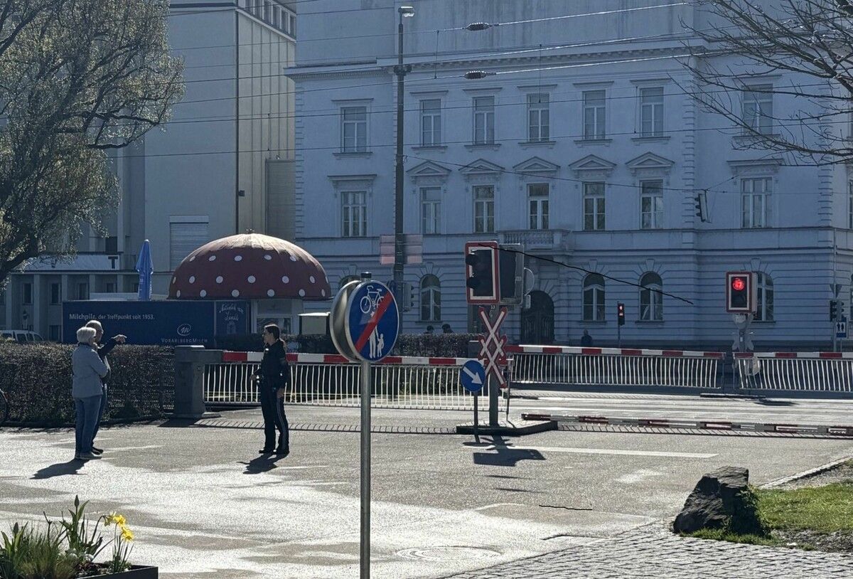 Eine Schranke liegt am Boden: Die Polizei sicherte den Übergang während der Reparaturarbeiten.⇒VN
