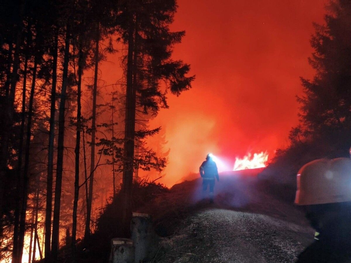 Einsatzkräfte kämpfen gegen die Flammen.⇒APA/FF LIESING