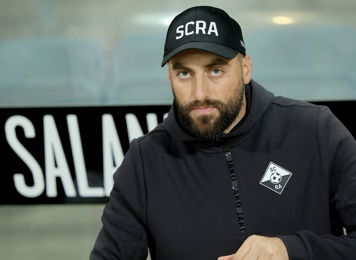 Einst Torjäger, nun im Betreuerstab, Atdhe Nuhiu hat den Übergang vom Fußballprofi zum Trainer fließend vollzogen.⇒gepa