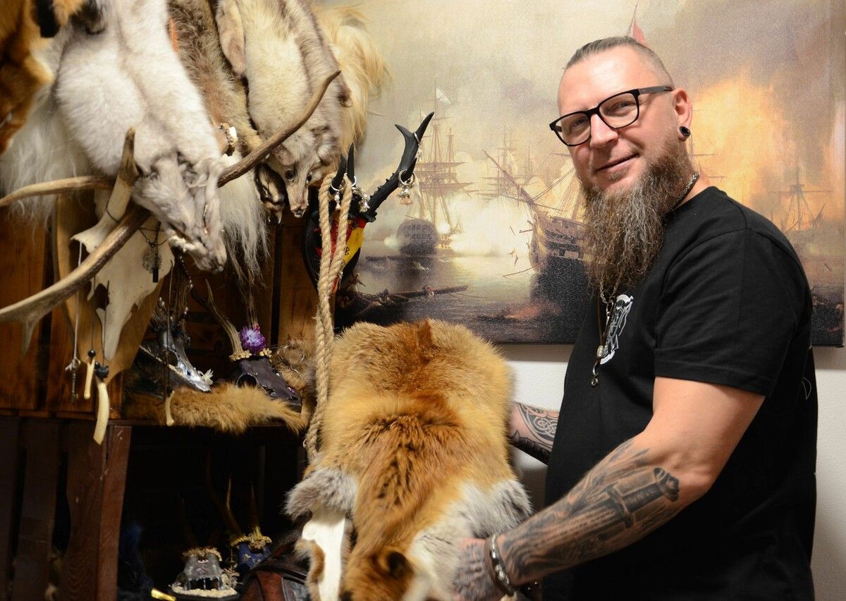 Enrico hat seine Wohnung mit Gegenständen dekoriert, die im Mittelalter verwendet wurden. ⇒HRJ (2)