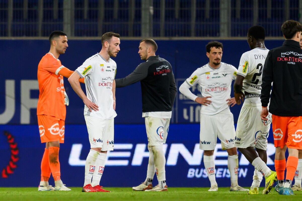 Enttäuschte Gesichter bei den Altach-Akteuren, von links: Torhüter Dejan Stojanovic, Mike Bähre und Kapitän Lukas Jäger.⇒gepa
