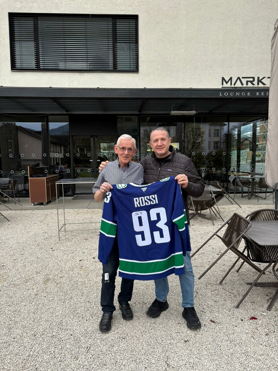 Ernst Quadro (l.) versteigert das von Marco Rossi unterzeichnete und von Vater Michael überbrachte Trikot zugunsten der „Schmetterlingskinder“ auf Facebook.