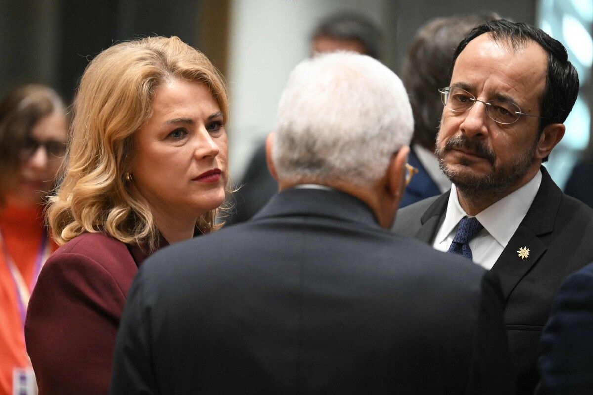 EU-Ratspräsident Antonio Costa (l.) unterhält sich mit dem Gastgeber des EU-Gipfels: Zyperns Präsident Nikos Christodoulides. ⇒afp