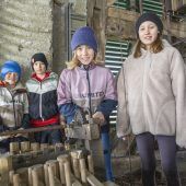 Kinder halten Ratschen-Brauch lebendig