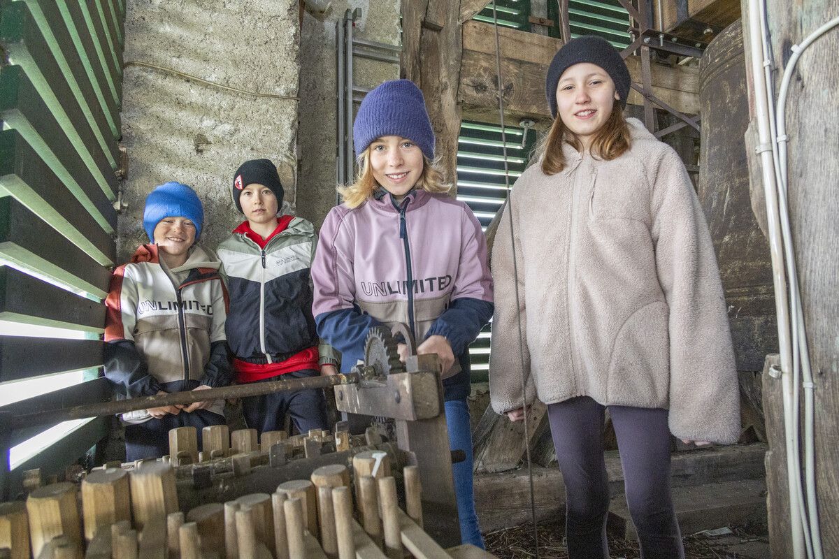 Kinder halten Ratschen-Brauch lebendig