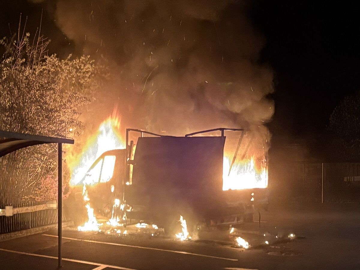 Lieferwagen in Flammen