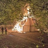 Flammen im Alamannendorf: Langhaus des Freilichtmuseums komplett zerstört. »A8
