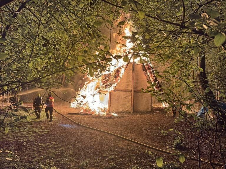 Das Langhaus des Freilichtmuseums der Alamannen stand innerhalb von Minuten in Vollbrand. ⇒vlach