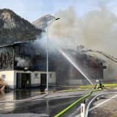 Stallgebäude in Vollbrand