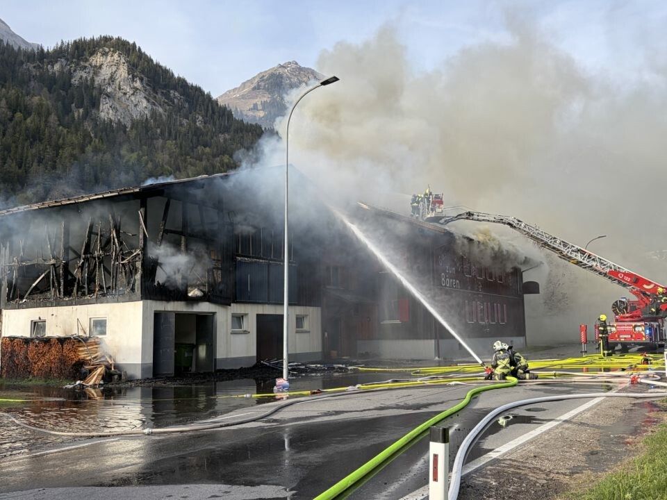 Stallgebäude in Vollbrand