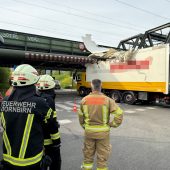 Lkw rammt Brücke