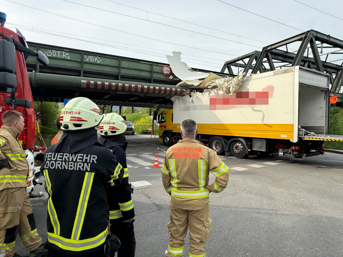 Lkw rammt Brücke