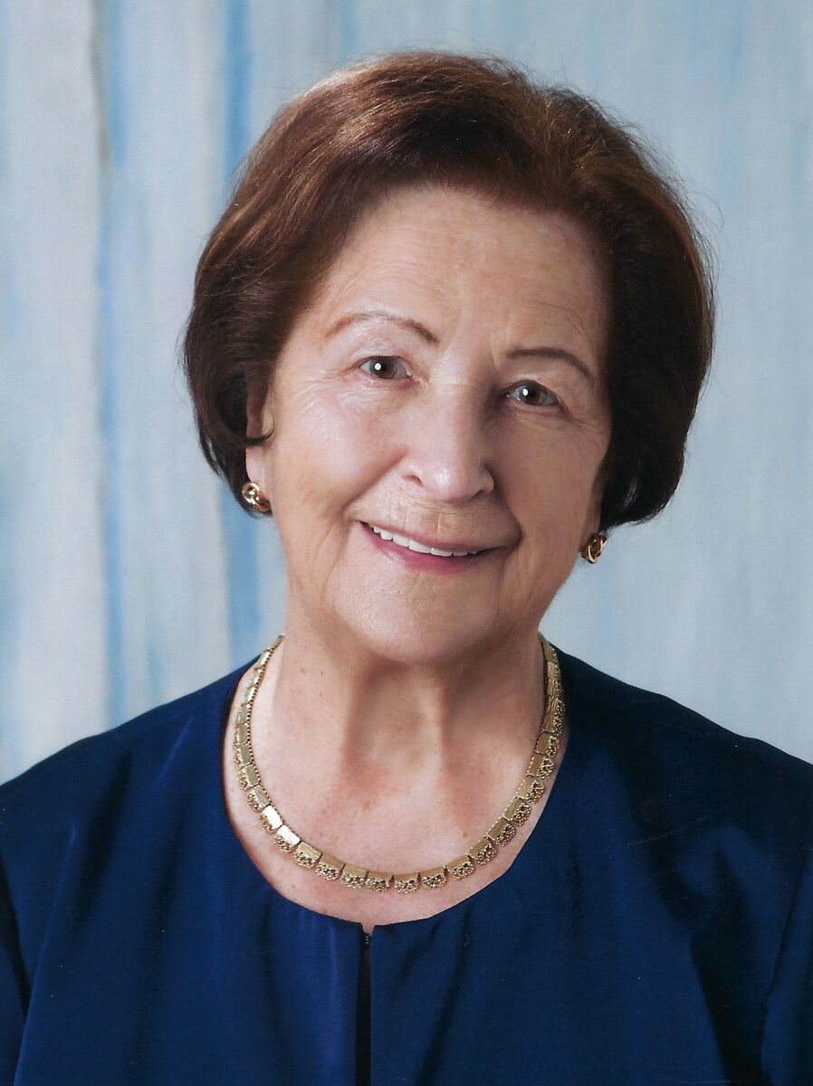 Frau Helga Obwegeser, feiert heute ihren 90. Geburtstag.