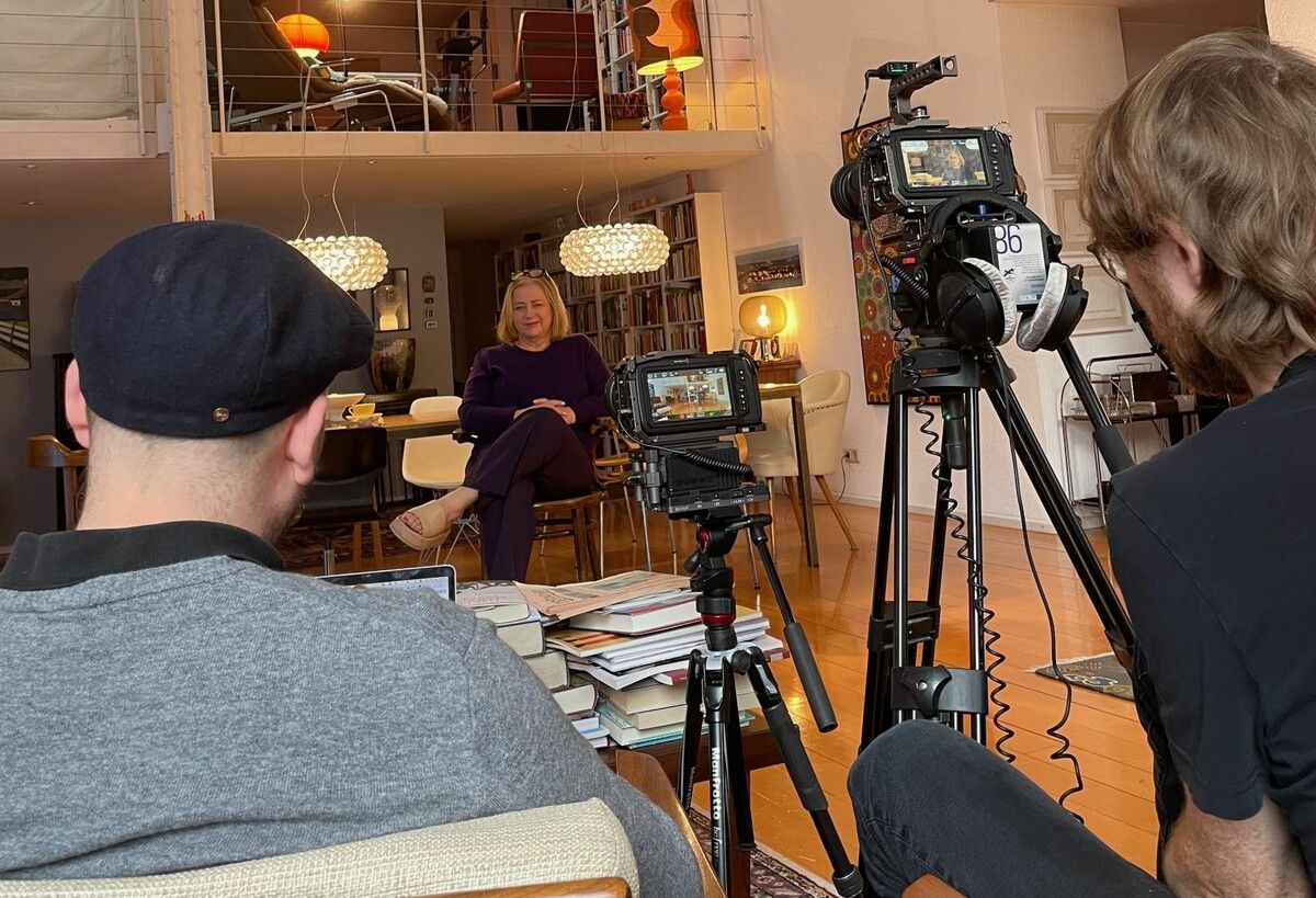 Für die Dokumentation wurden über mehrere Jahre hinweg Interviews mit Zeitzeuginnen und Zeitzeugen geführt.