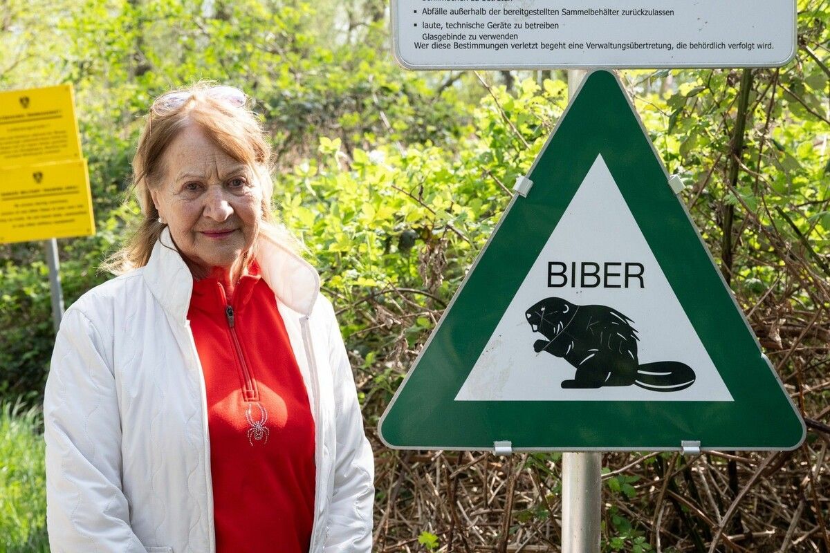 Für Gerda Deuring aus Hörbranz ist das Hinweisschild zum Biber längst mehr als nur ein Symbol.⇒Alexandra Serra