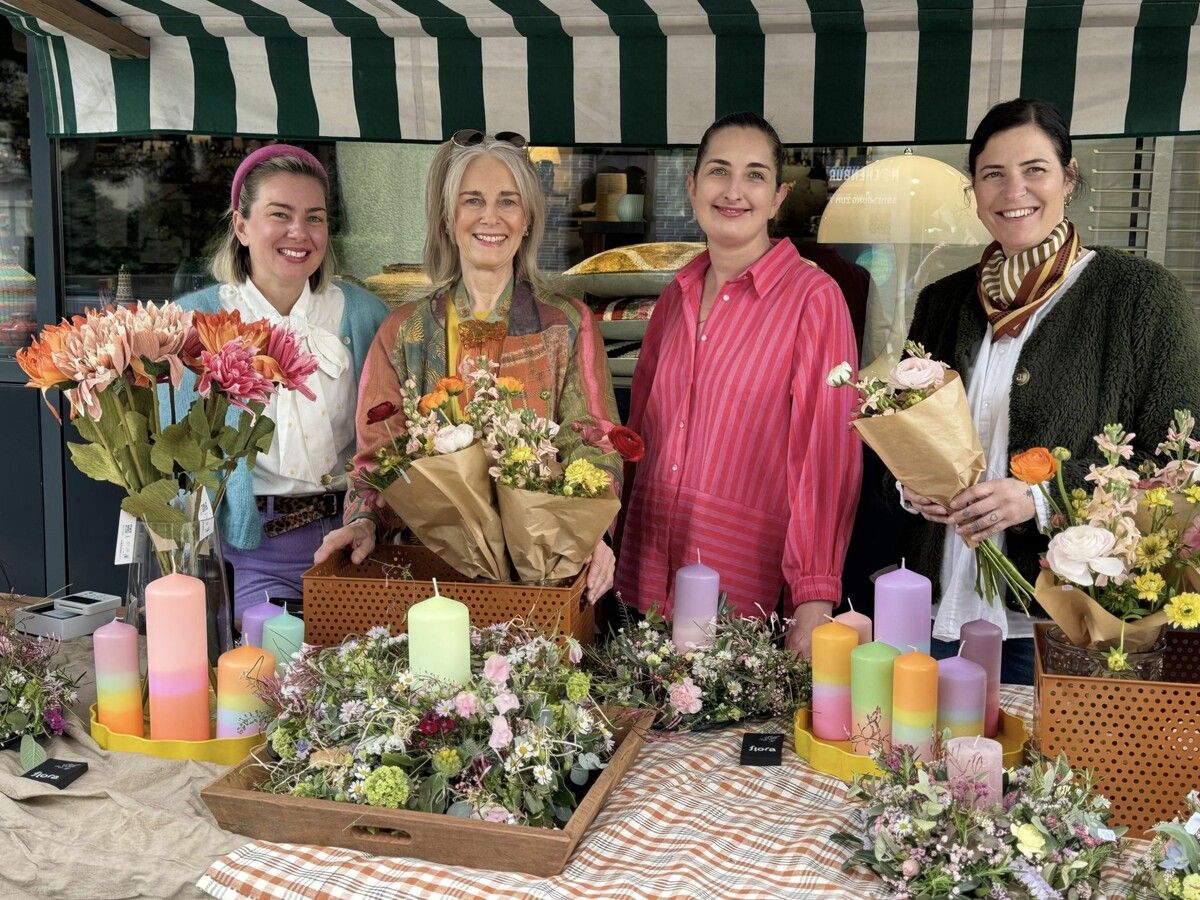 Gastgeberin Martina Hladik (2. v. li.) mit Designerin Maiken Kloser, Goldschmiedin Anna Waibel und Floristin Martina Köb beim Designmarkt.⇒Sigrid Juen