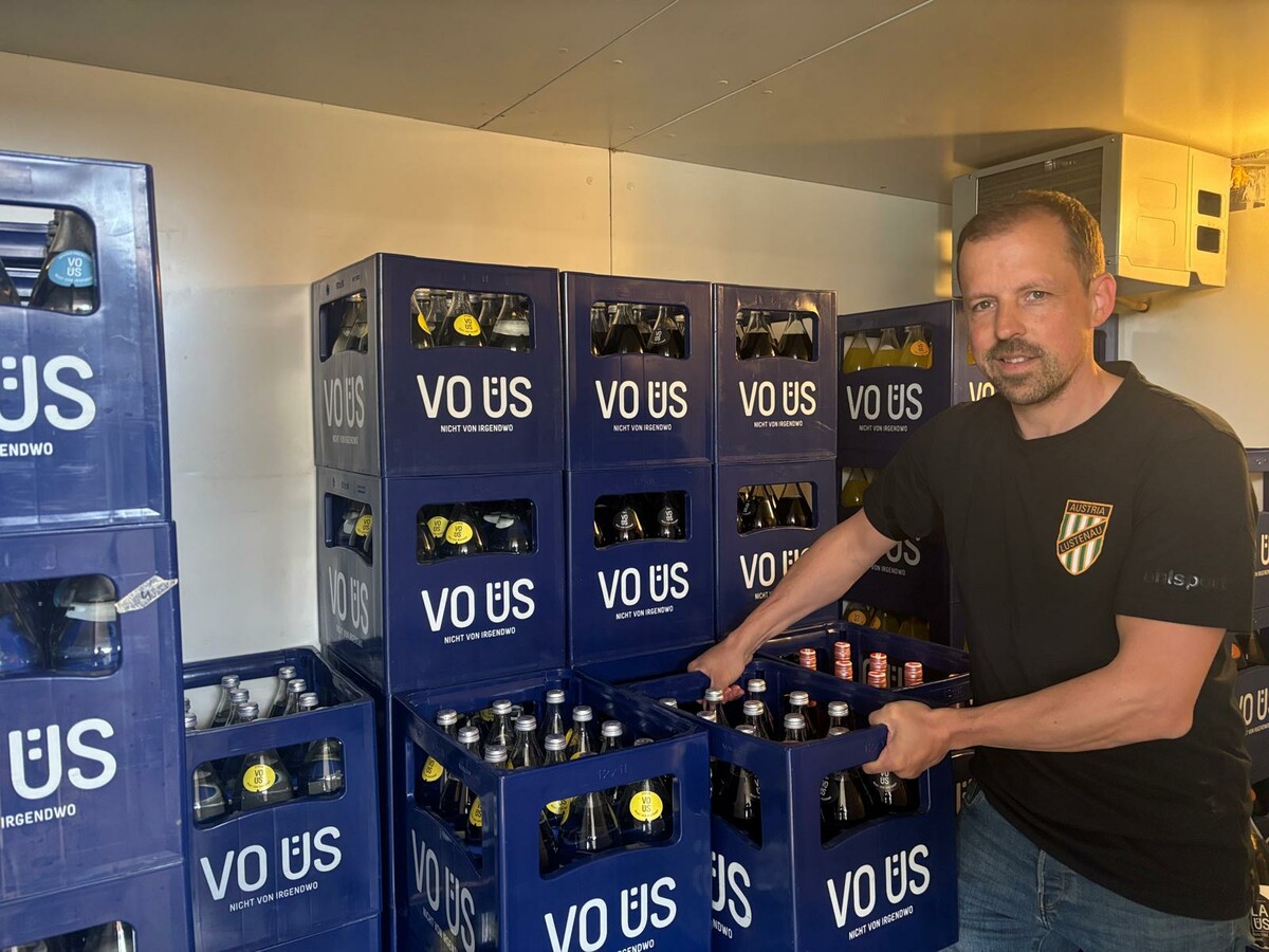 Gastrochef Hannes Baur sorgt mit seinem Team dafür, dass beim Derby Tausende Fans bestens versorgt sind. ⇒vol.at