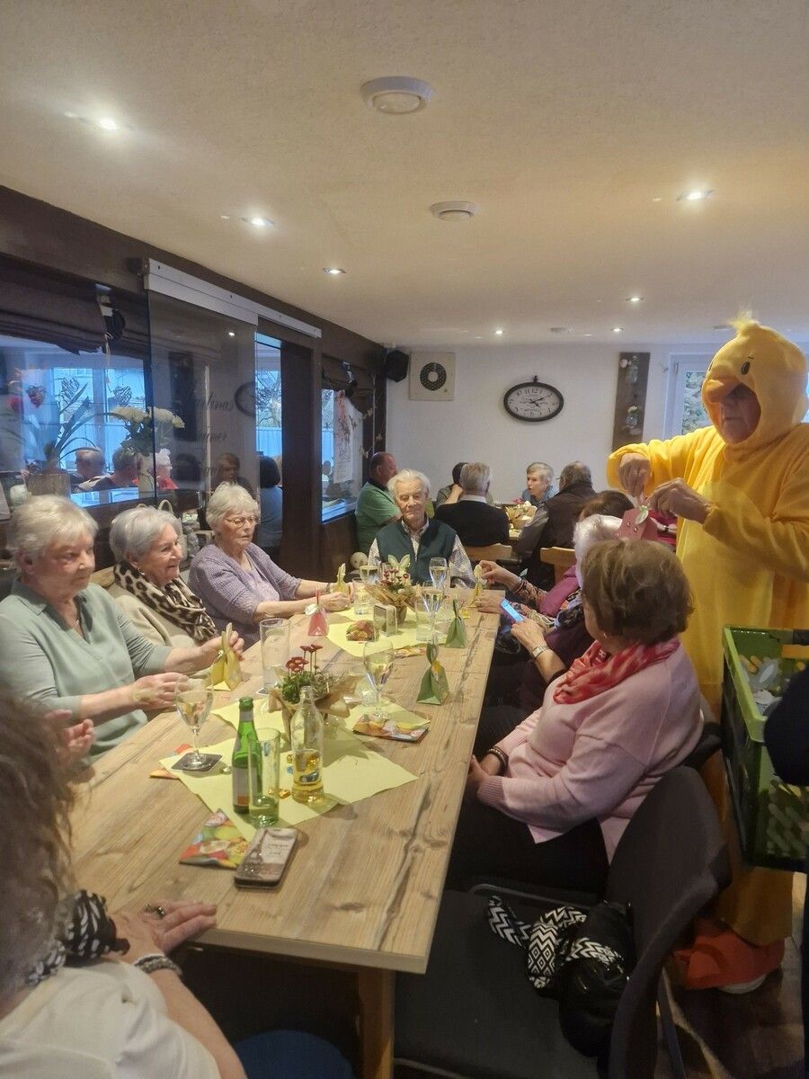 Gesellige Osterfeier der Harder Senioren mit kulinarischen Köstlichkeiten und liebevoller Überraschung. ⇒Harder Senioren