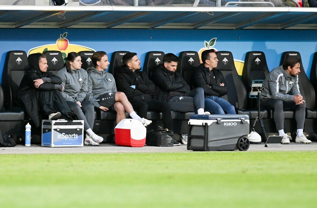 Gespannte Blicke auf der Altacher Bank, ganz links, dick eingepackt Patrick Greil. Der SCRA-Toptorschütze musste kurzfristig wegen einer Wadenverletzung passen.⇒gepa