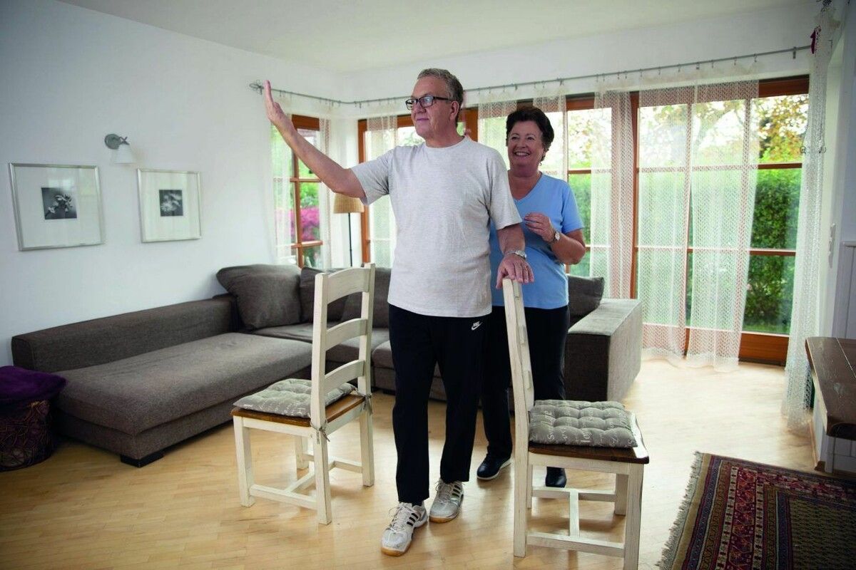 Gezielte Übungen für mehr Gleichgewicht und Sicherheit im Alltag. ⇒⇒ÖGK/Yvonne Kreuzmayr