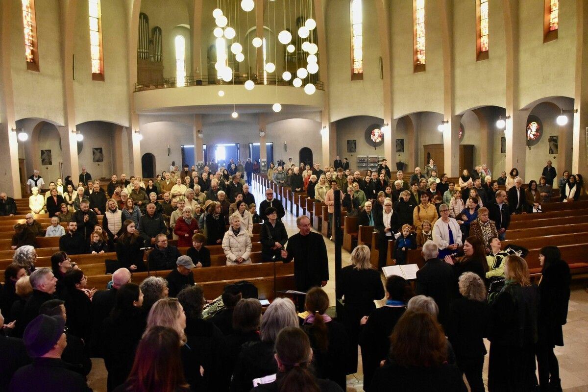 Gospel-family by g. a. mathis am Ostermontag in der Pfarrkirche Heilig Kreuz. ⇒SCO (3)