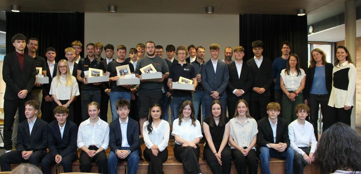 Gruppenbild der dritten Klasse Werkraumschule mit den Vertretern der Partnerfirmen. ⇒stp (3)