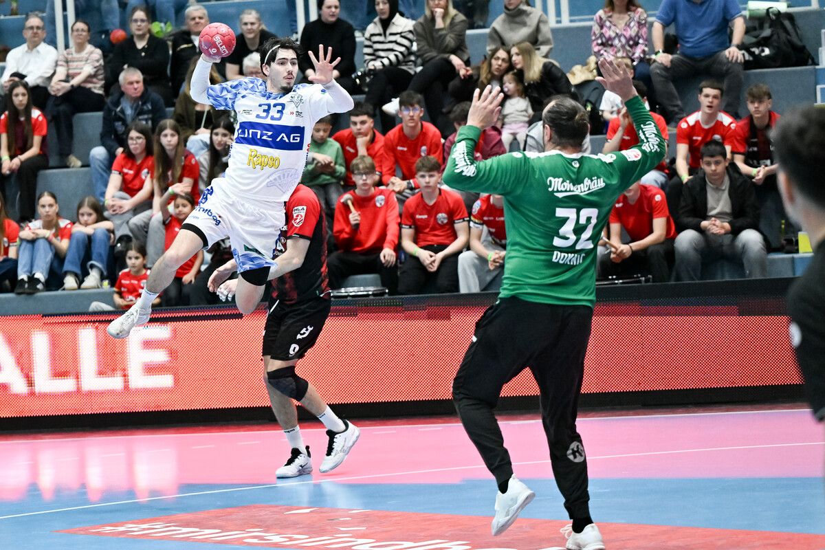 Hard-Goalie Golub Doknic zog den Linzern mit zahlreichen Paraden, darunter bei vier von fünf Siebenmetern, den Nerv.⇒VN/Serra