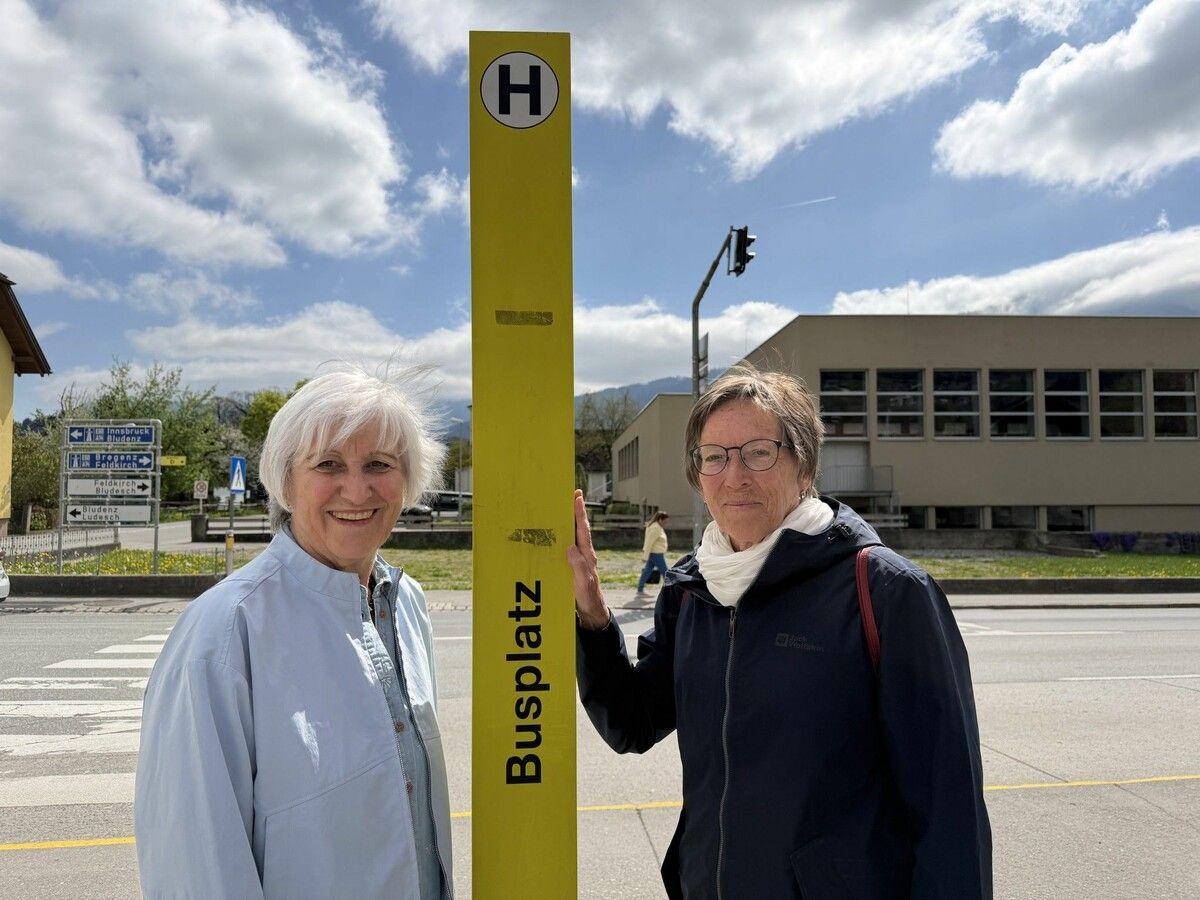 Hedwig Bitsche (66) und Heidi Walter (70) an der Bushaltestelle in Thüringen.⇒ JOR