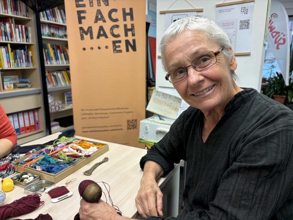Henrike Groß hat beim „Visible Mending“ Workshop mit Nadel und Faden erfolgreich ihre Lieblingsstrumpfhose retten können.